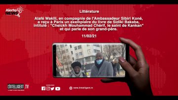 ALERTE : Alafé Wakili, a reçu à Paris un exemplaire du livre de Sidiki Bakaba